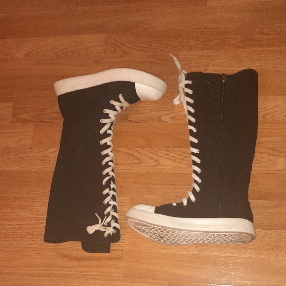 Stylish Black High-Top Women's Sneakers